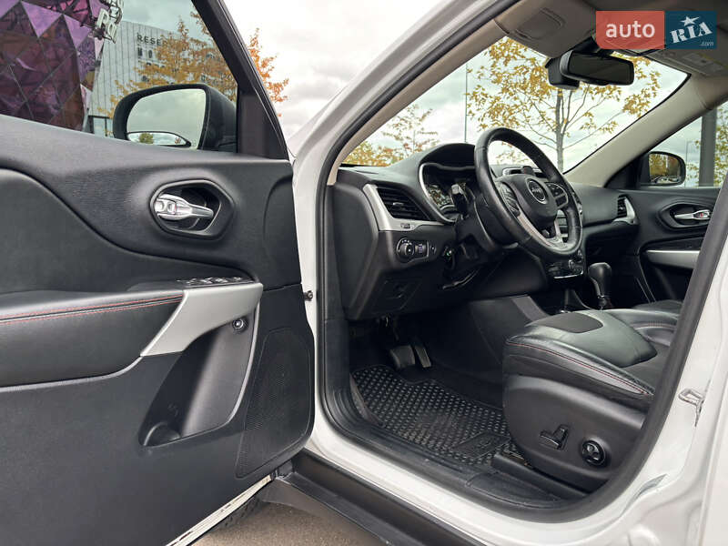 Внедорожник / Кроссовер Jeep Cherokee 2016 в Киеве