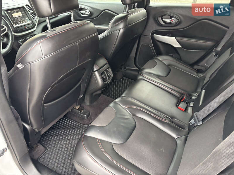 Внедорожник / Кроссовер Jeep Cherokee 2016 в Киеве