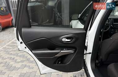 Внедорожник / Кроссовер Jeep Cherokee 2019 в 