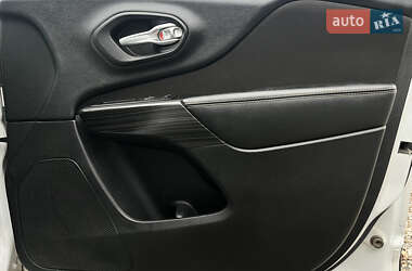 Внедорожник / Кроссовер Jeep Cherokee 2014 в 
