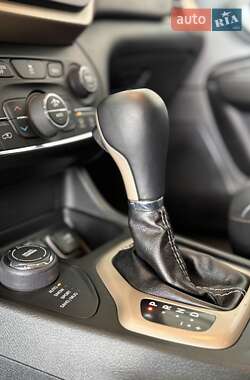 Позашляховик / Кросовер Jeep Cherokee 2015 в  фото 42 Позашляховик / Кросовер Jeep Cherokee 2015 в