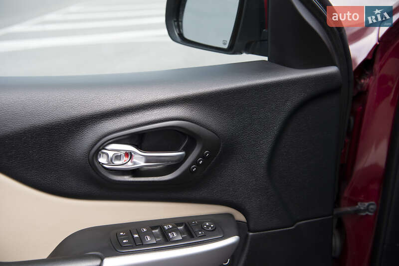 Внедорожник / Кроссовер Jeep Cherokee 2016 в Полтаве