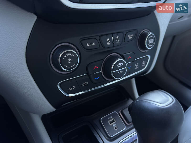 Внедорожник / Кроссовер Jeep Cherokee 2019 в Калуше