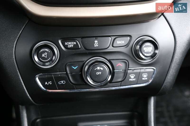 Внедорожник / Кроссовер Jeep Cherokee 2014 в Киеве