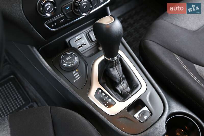 Внедорожник / Кроссовер Jeep Cherokee 2014 в Киеве