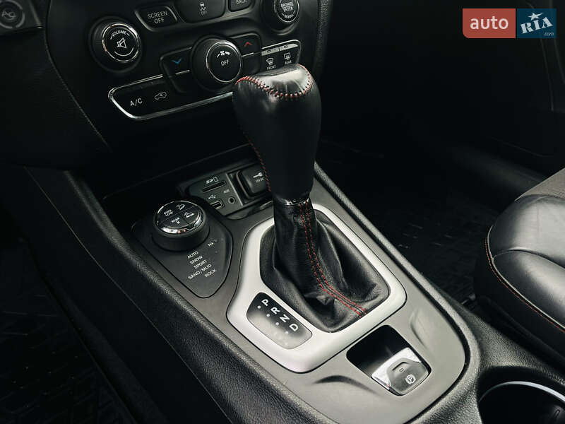 Внедорожник / Кроссовер Jeep Cherokee 2015 в Харькове