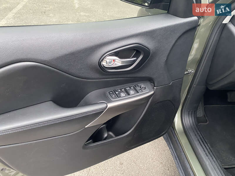 Внедорожник / Кроссовер Jeep Cherokee 2020 в Киеве