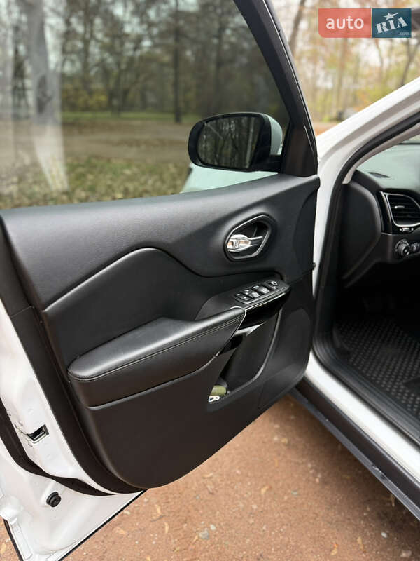 Внедорожник / Кроссовер Jeep Cherokee 2019 в Киеве