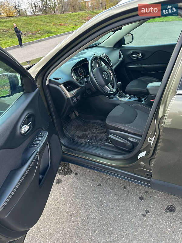 Внедорожник / Кроссовер Jeep Cherokee 2015 в Кривом Роге