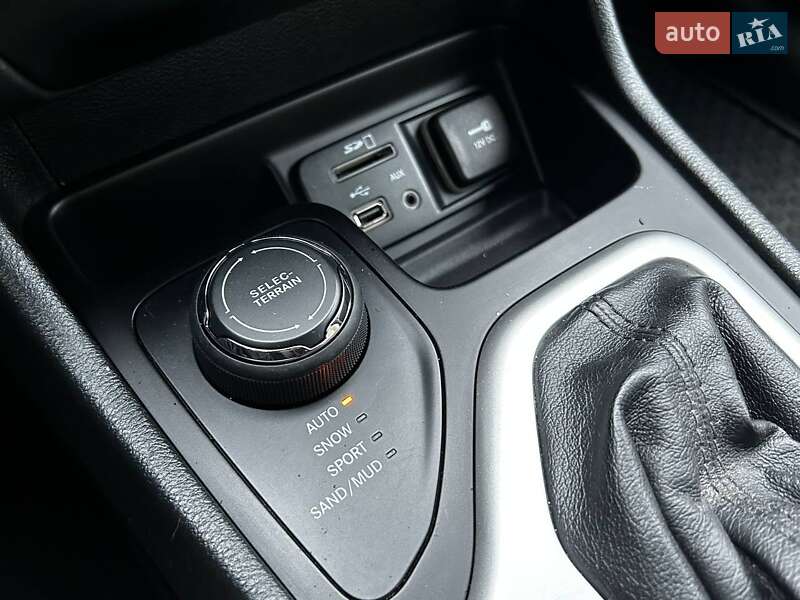 Позашляховик / Кросовер Jeep Cherokee 2015 в Києві