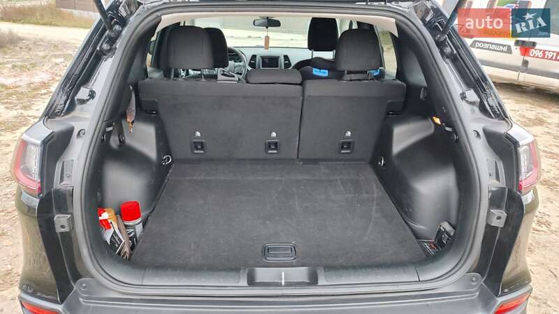 Внедорожник / Кроссовер Jeep Cherokee 2018 в Вишневом