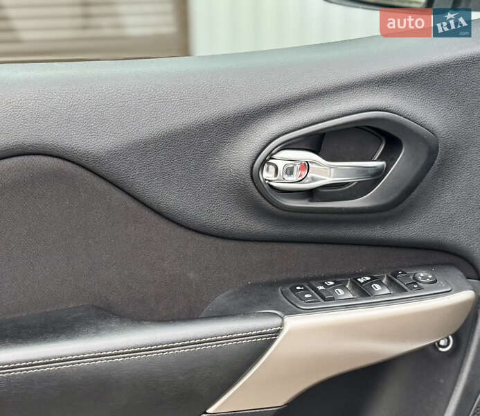 Внедорожник / Кроссовер Jeep Cherokee 2017 в Киеве