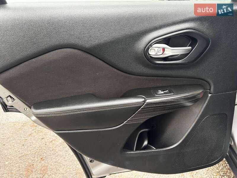 Позашляховик / Кросовер Jeep Cherokee 2015 в Охтирці