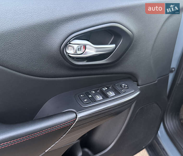 Внедорожник / Кроссовер Jeep Cherokee 2014 в Киеве