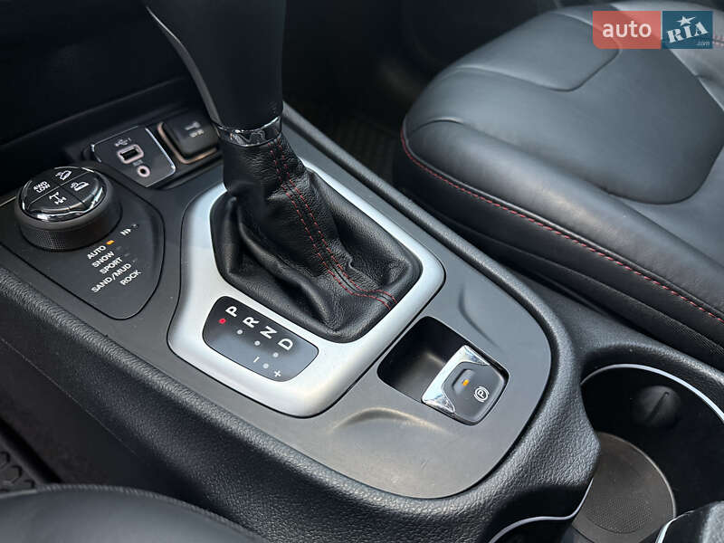 Внедорожник / Кроссовер Jeep Cherokee 2014 в Киеве