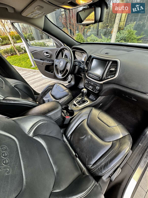 Внедорожник / Кроссовер Jeep Cherokee 2016 в Киеве