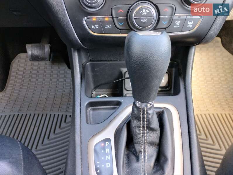 Внедорожник / Кроссовер Jeep Cherokee 2015 в Андрушевке