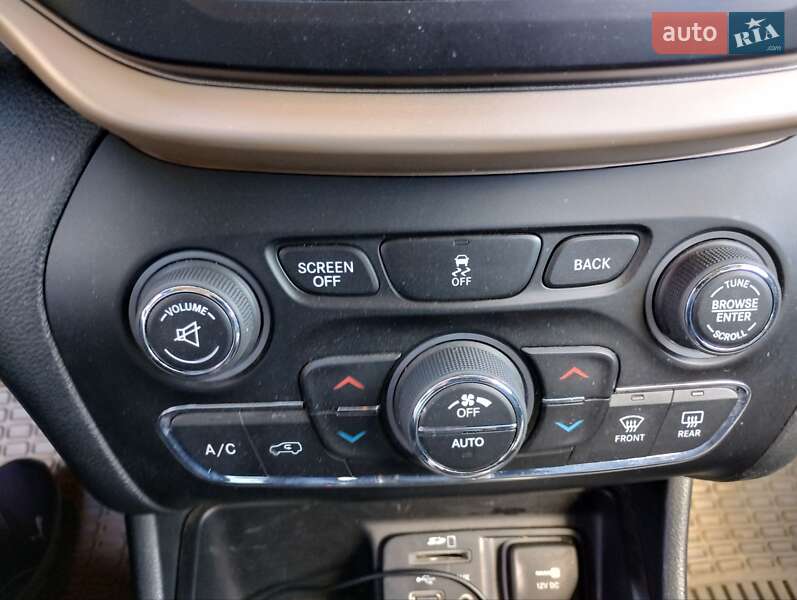 Внедорожник / Кроссовер Jeep Cherokee 2015 в Андрушевке