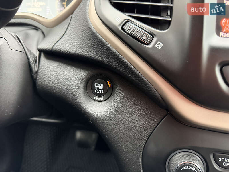 Внедорожник / Кроссовер Jeep Cherokee 2015 в Виннице