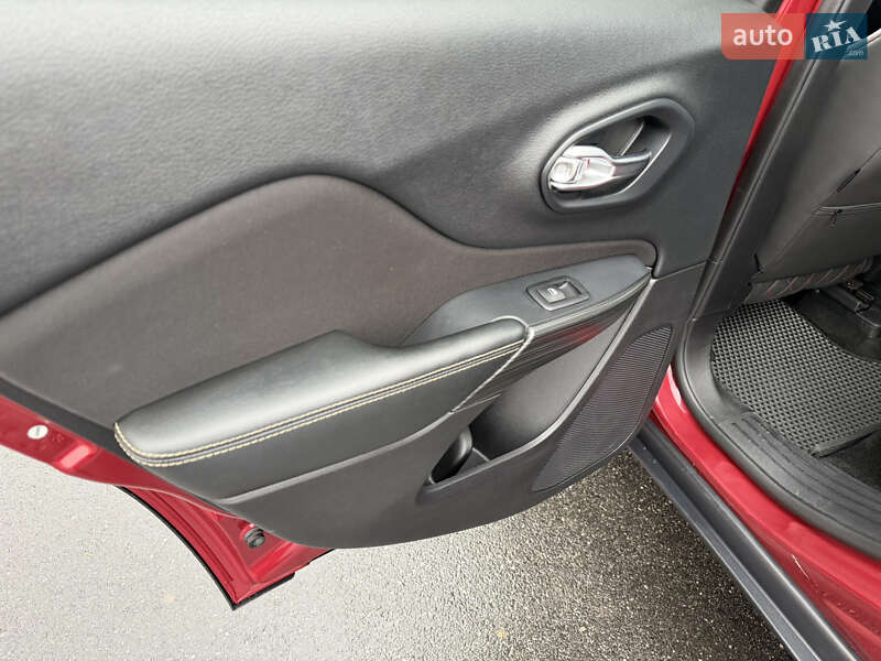 Внедорожник / Кроссовер Jeep Cherokee 2015 в Виннице