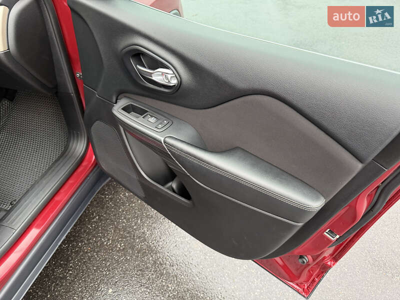 Внедорожник / Кроссовер Jeep Cherokee 2015 в Виннице