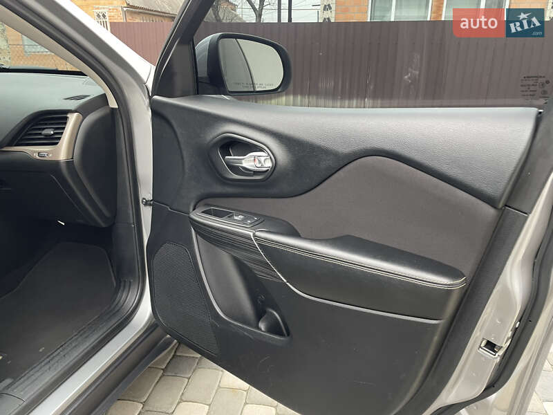 Внедорожник / Кроссовер Jeep Cherokee 2014 в Лубнах