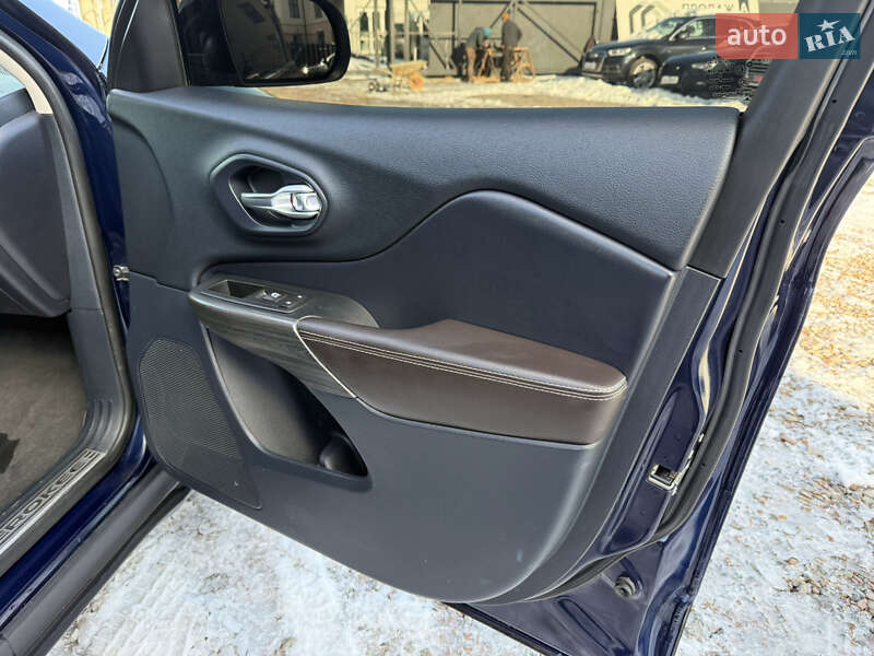 Позашляховик / Кросовер Jeep Cherokee 2015 в Стрию