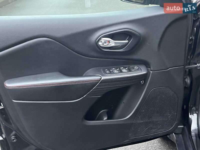 Позашляховик / Кросовер Jeep Cherokee 2015 в Києві