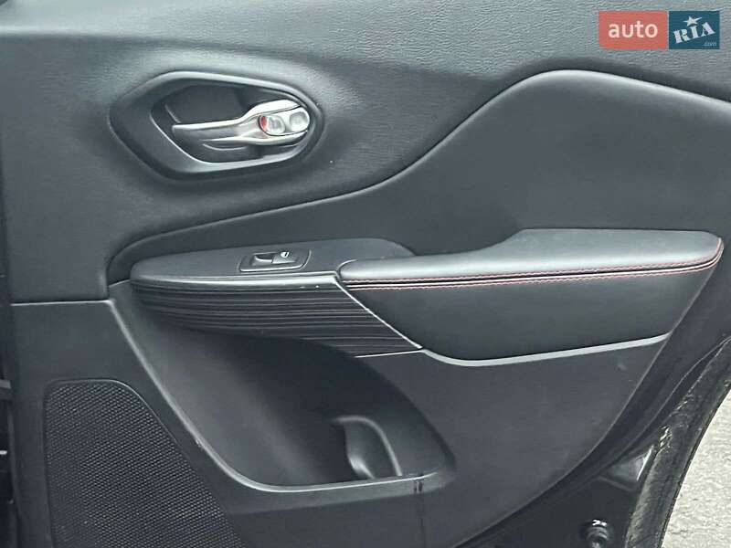 Позашляховик / Кросовер Jeep Cherokee 2015 в Києві