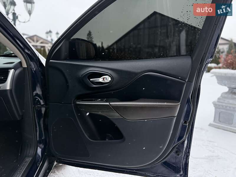 Внедорожник / Кроссовер Jeep Cherokee 2015 в Стрые