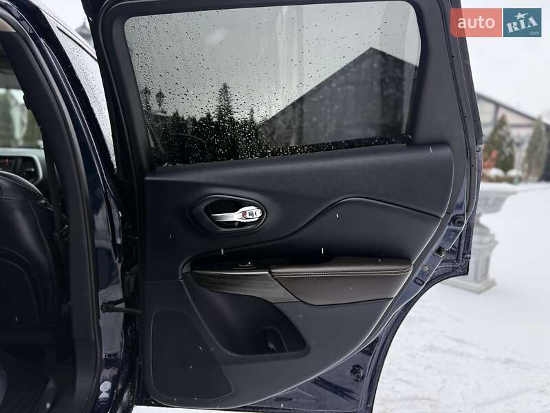 Внедорожник / Кроссовер Jeep Cherokee 2015 в Стрые