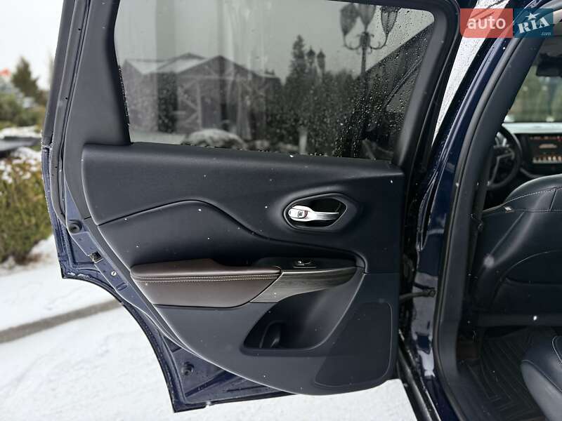 Внедорожник / Кроссовер Jeep Cherokee 2015 в Стрые