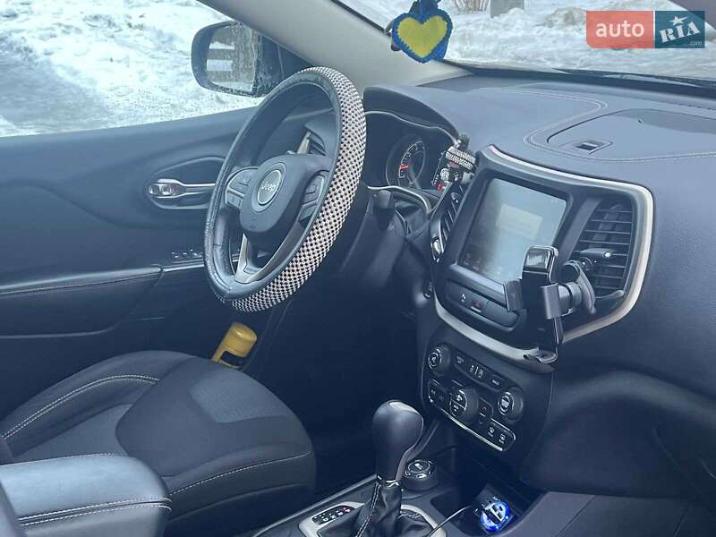 Внедорожник / Кроссовер Jeep Cherokee 2015 в Киеве