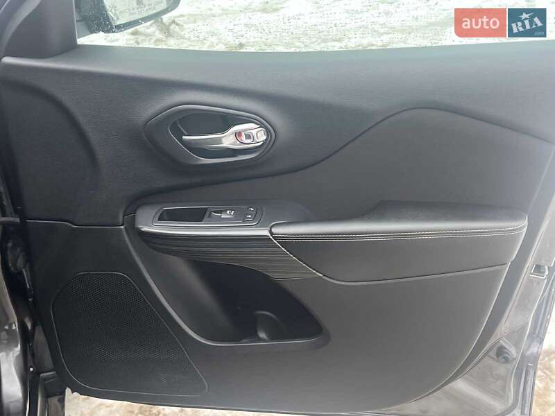 Внедорожник / Кроссовер Jeep Cherokee 2015 в Киеве