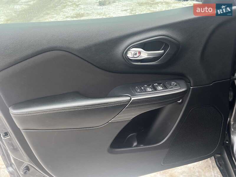 Внедорожник / Кроссовер Jeep Cherokee 2015 в Киеве