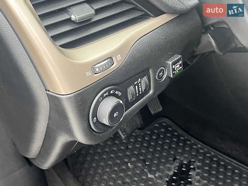 Внедорожник / Кроссовер Jeep Cherokee 2015 в Киеве