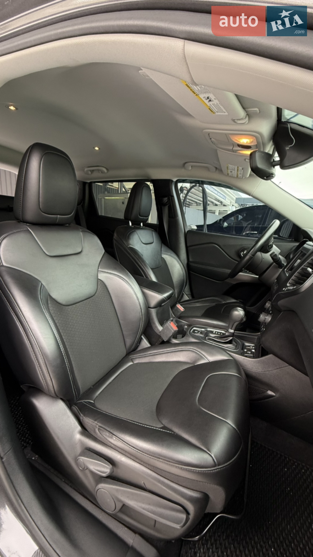 2020 Jeep Cherokee - мініатюра 28