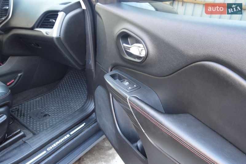 Внедорожник / Кроссовер Jeep Cherokee 2015 в Житомире