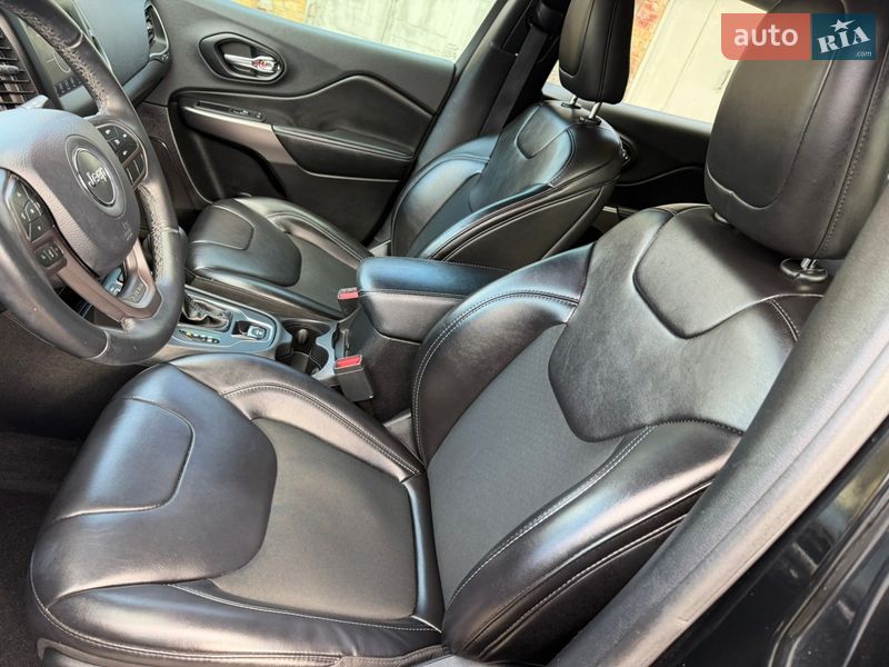 Внедорожник / Кроссовер Jeep Cherokee 2019 в Киеве