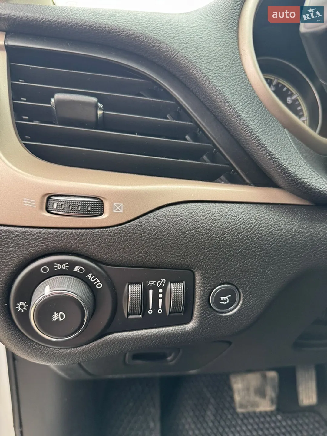 2014 Jeep Cherokee - мініатюра 13