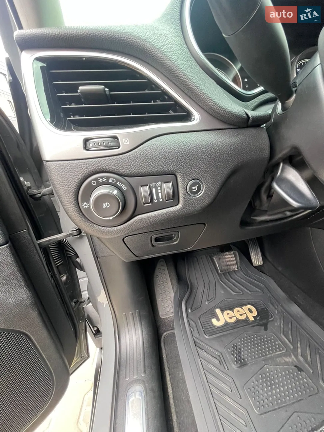 2020 Jeep Cherokee - мініатюра 13