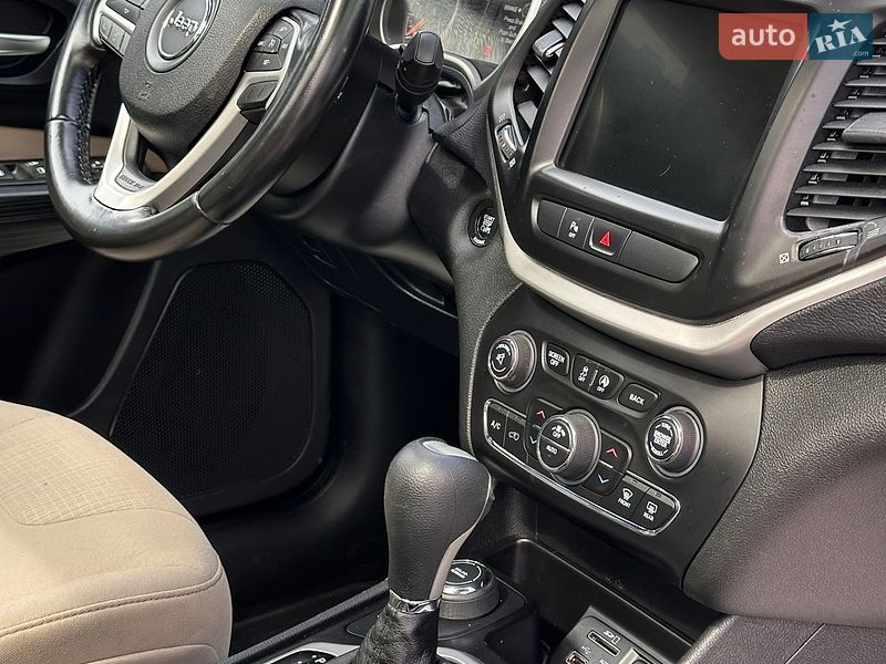 Внедорожник / Кроссовер Jeep Cherokee 2015 в Смеле