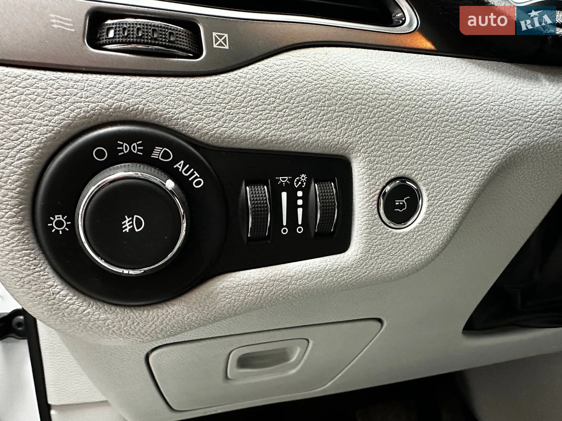 2019 Jeep Cherokee - мініатюра 28