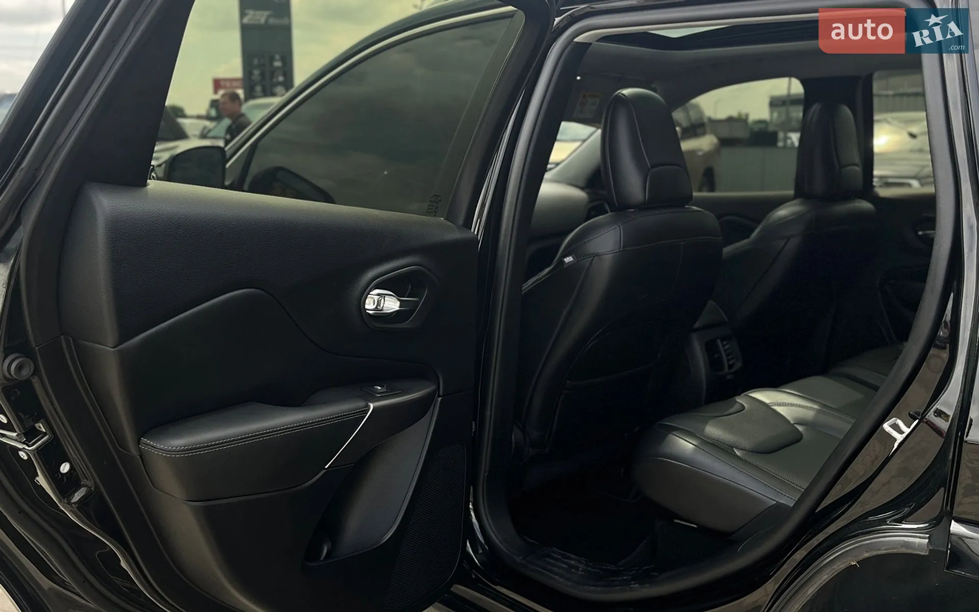 2019 Jeep Cherokee - мініатюра 27