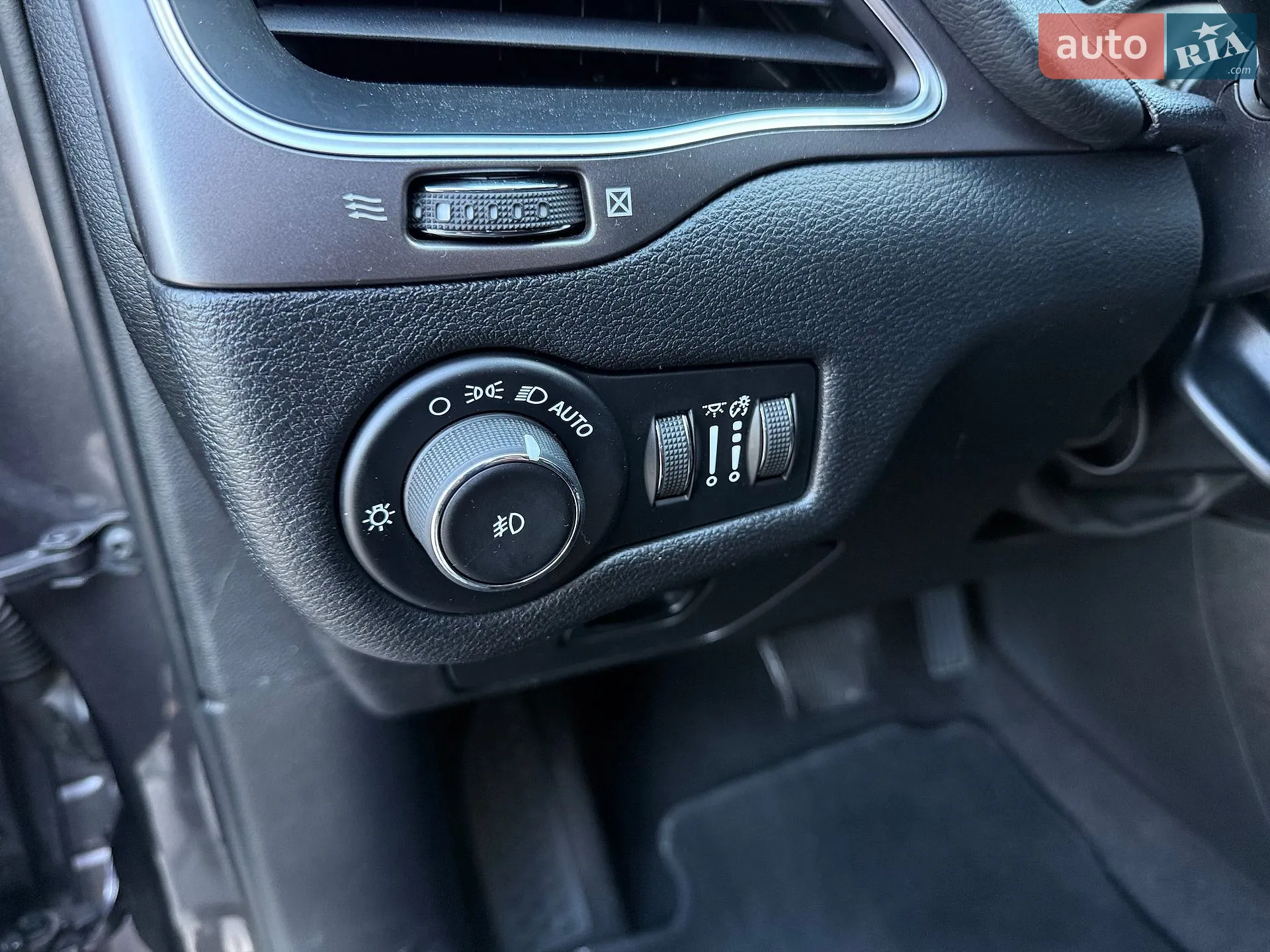 2019 Jeep Cherokee - мініатюра 31