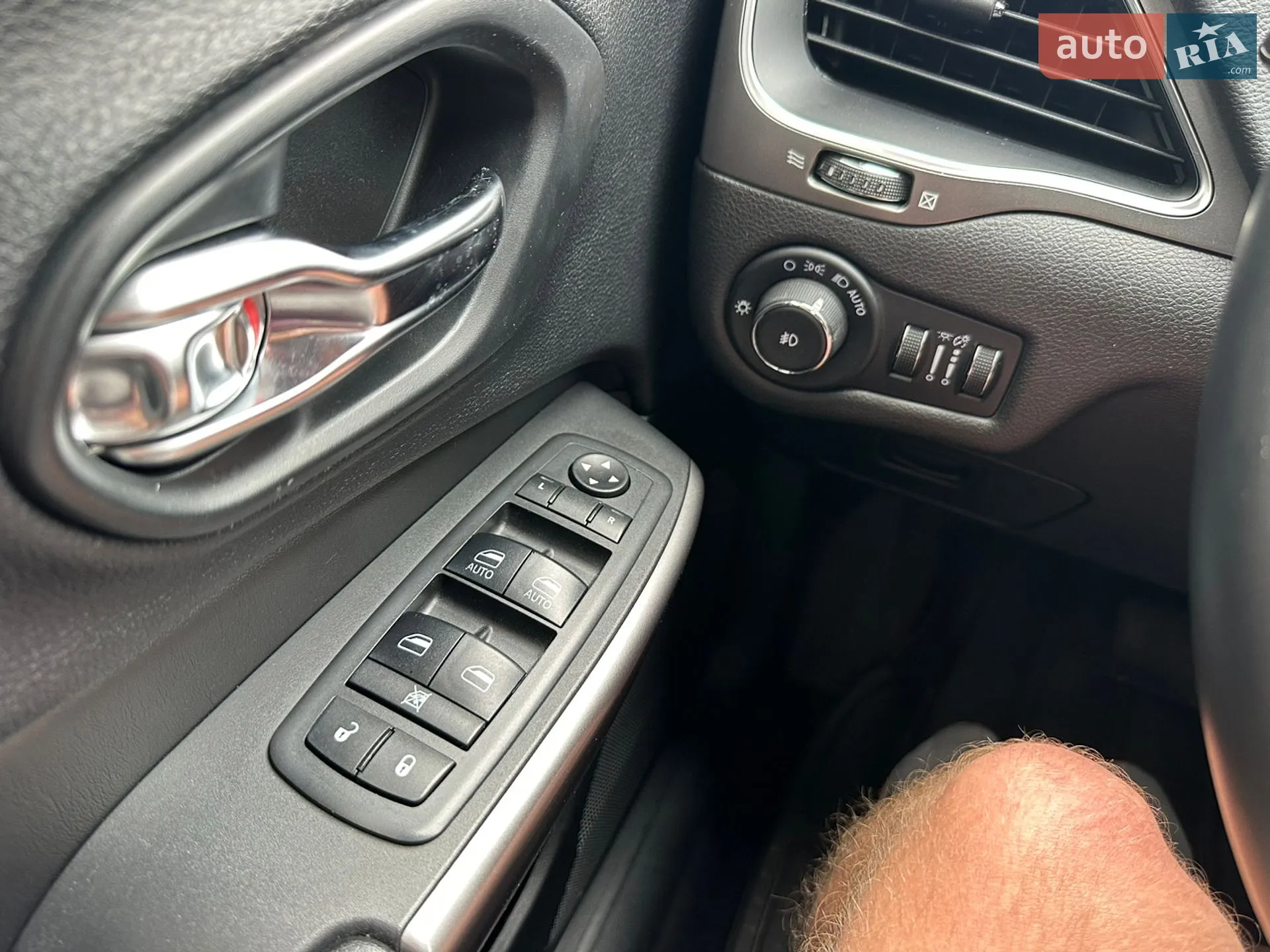 2019 Jeep Cherokee - мініатюра 43