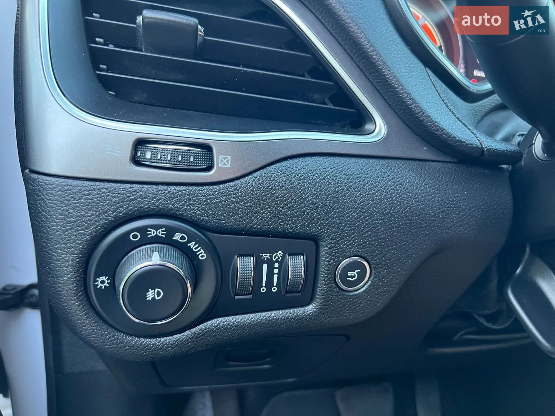 2019 Jeep Cherokee - мініатюра 41