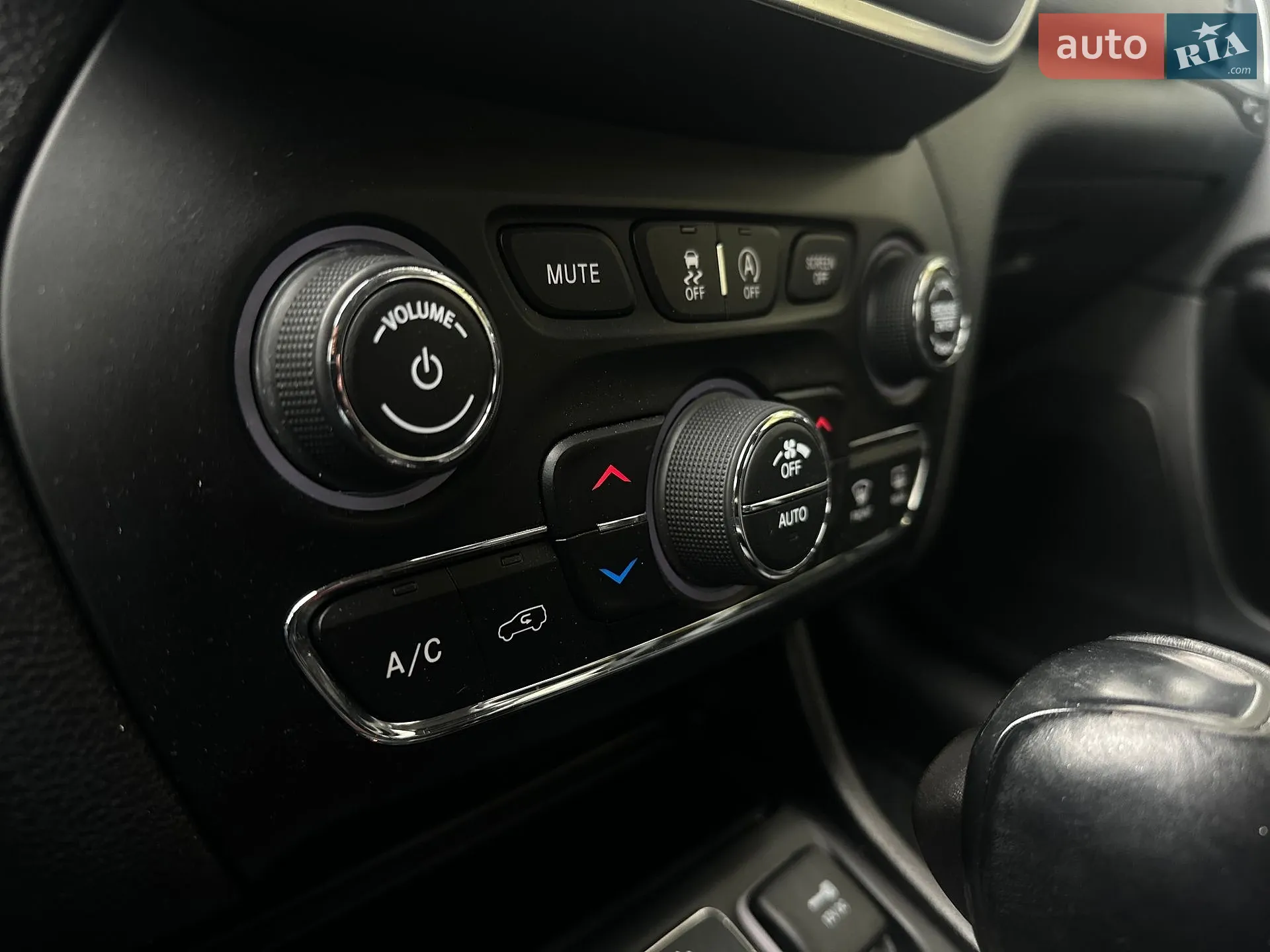 2018 Jeep Cherokee - мініатюра 28