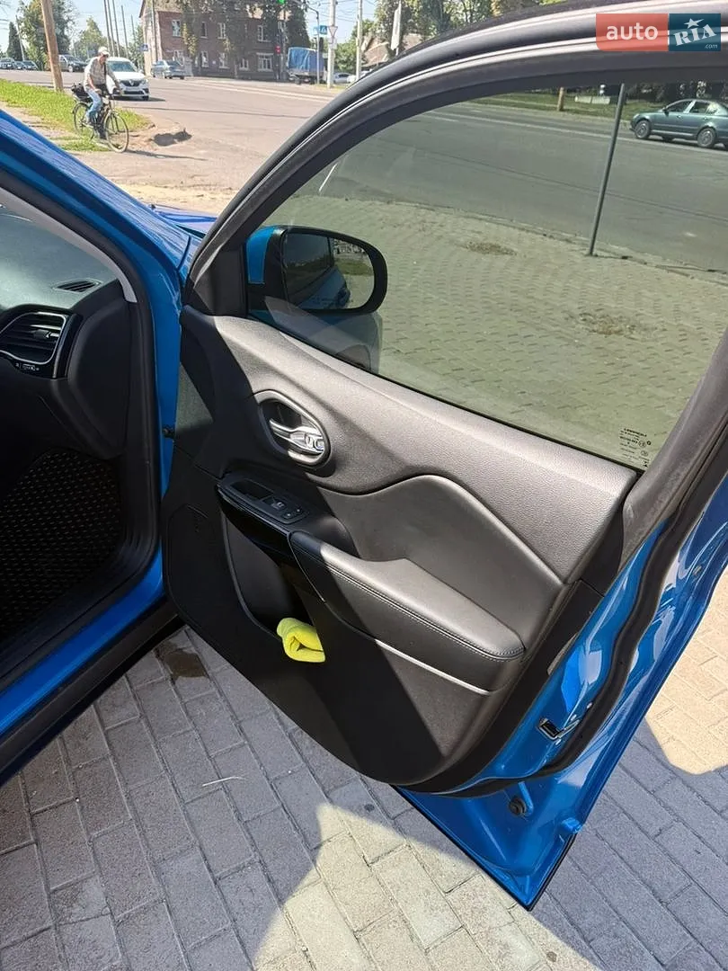 Jeep Cherokee 2019 VIN 1C4PJMLBXLD536919 фото оголошення 17 з 31