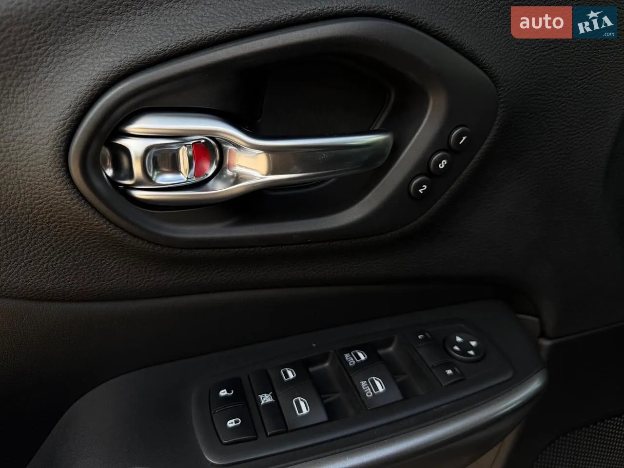 2019 Jeep Cherokee - мініатюра 32